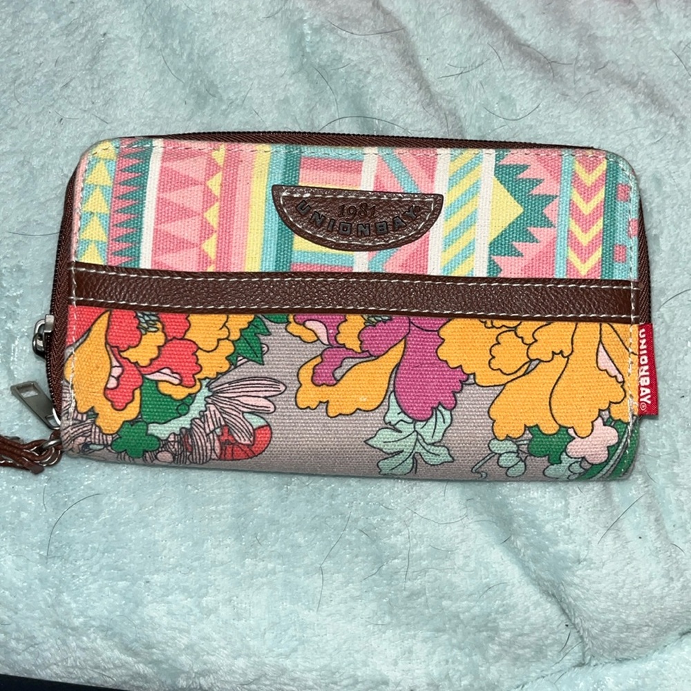 This clutch bag was never used and is in great condition!